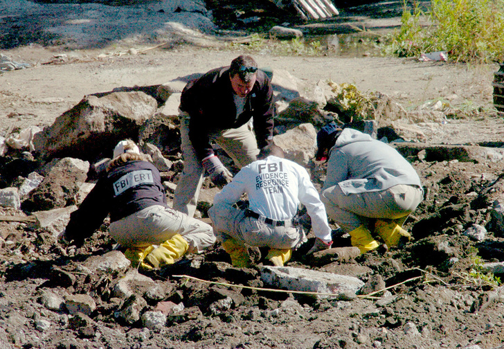 Поиск останков Джона Фаваро, соседа семьи Готти в Куинсе. 2004 г.