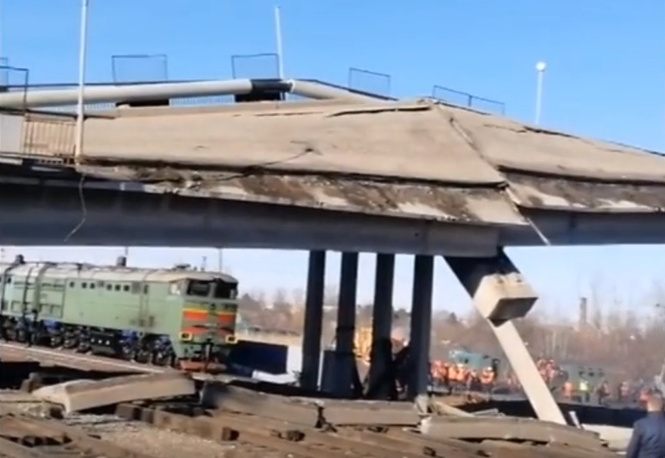 Недорухнувший мост эпично дорушили тепловозом (видео) Недорухнувший мост эпично дорушили тепловозом (видео)