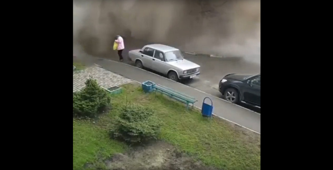 Эпичный прорыв водопровода в Барнауле (ВИДЕО) Эпичный прорыв водопровода в Барнауле (ВИДЕО)