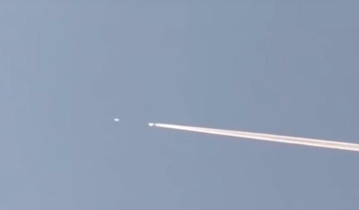 Летающая тарелка гонится за самолетом! (Невероятное ВИДЕО глазами очевидца)