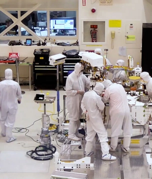 Инженеры NASA собирают новый марсоход в прямом эфире (видео)