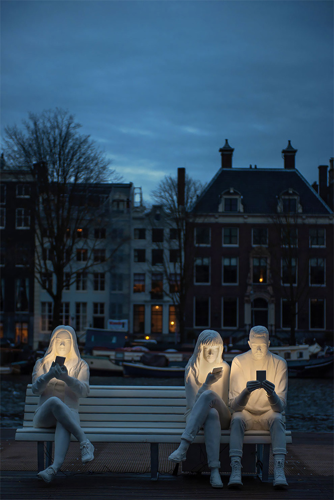 В Амстердаме возвели светящий монумент пользователям смартфона