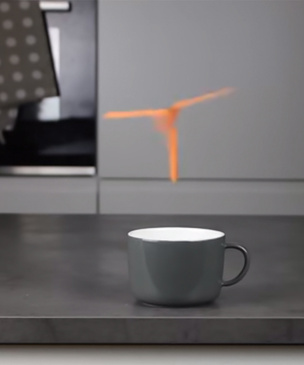 Как заставить бумажный пропеллер парить и вертеться над чашкой кофе (видео)