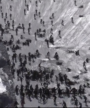 Эпичное падение десятков велогонщиков с крутого склона на «Адовой горе» (видео глазами очевидцев и участника)