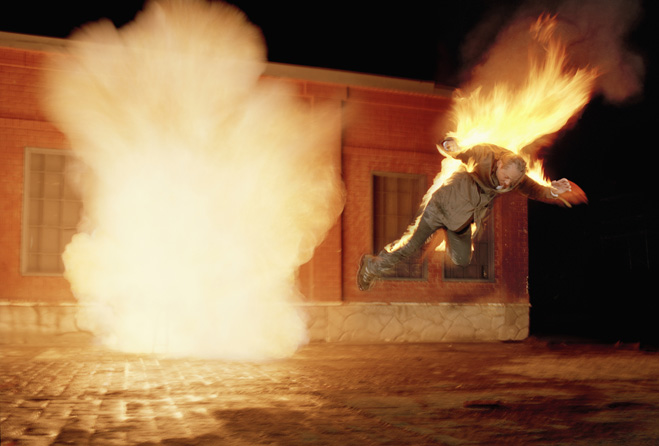 Фото №2 - Как тушить пожары и горящих людей подручными средствами