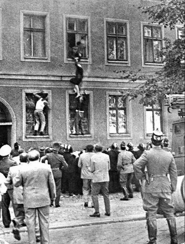 Фото №1 - История одной фотографии: жительница Восточного Берлина бежит в Западный через окно, 1961 год