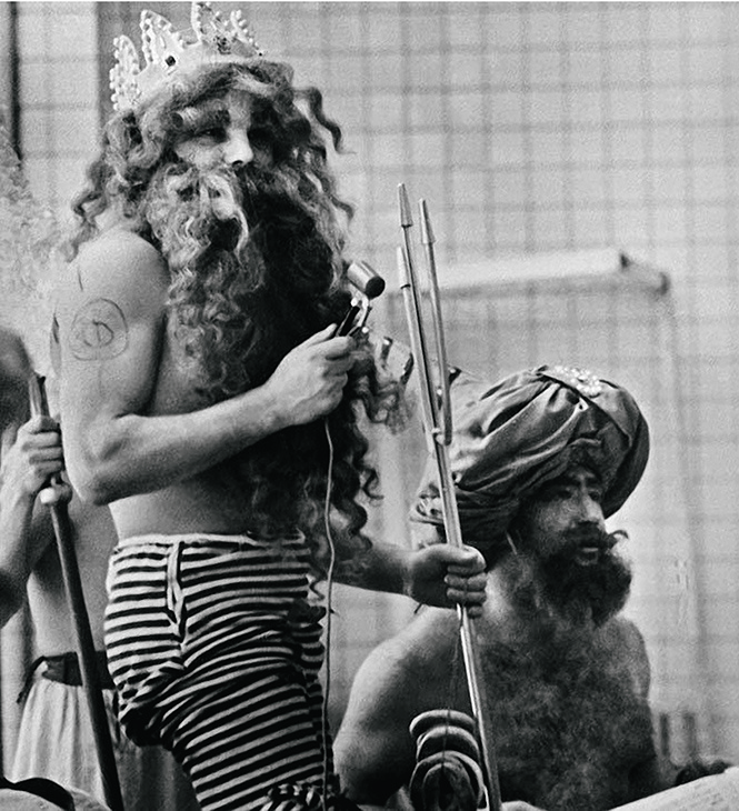 Великие и смешные: 9 неожиданных снимков знаменитостей (с историями) Великие и смешные: 9 неожиданных снимков знаменитостей (с историями)