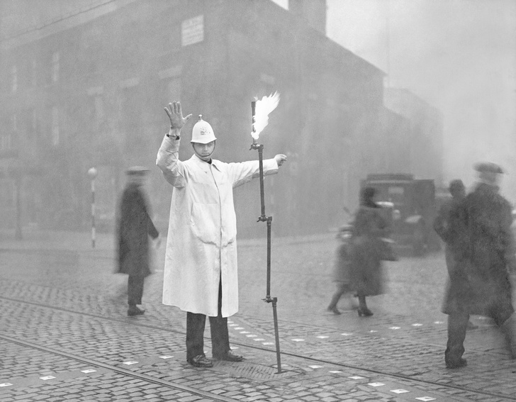 История одной фотографии: уличный регулировщик в Лондоне в 1935 году