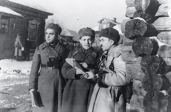 Командир дивизии Панфилов (справа)