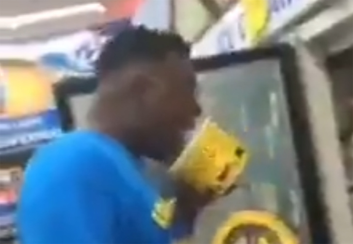 В США еще одного человека ждет наказание за облизывание мороженого в магазине (видео)