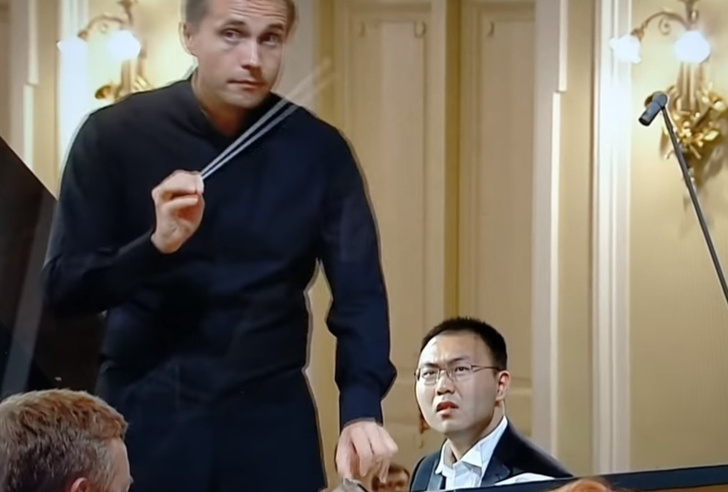 Пианист на конкурсе Чайковского вдруг понял, что он и оркестр играют разные произведения. Ты бы видел его лицо (видео)