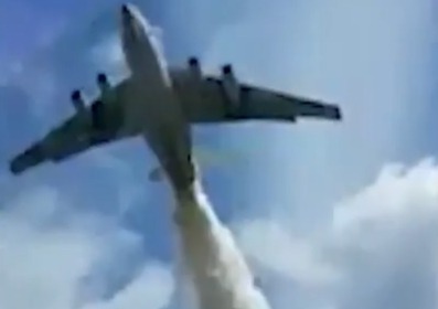 Фото №1 - Ил-76 сбросил тонны воды на зазевавшихся гаишников. ВИДЕО — огонь!