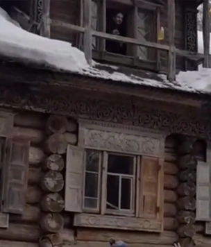В Нижнем Новгороде на масленичных гуляньях людей забросали блинами с балкона (видео)