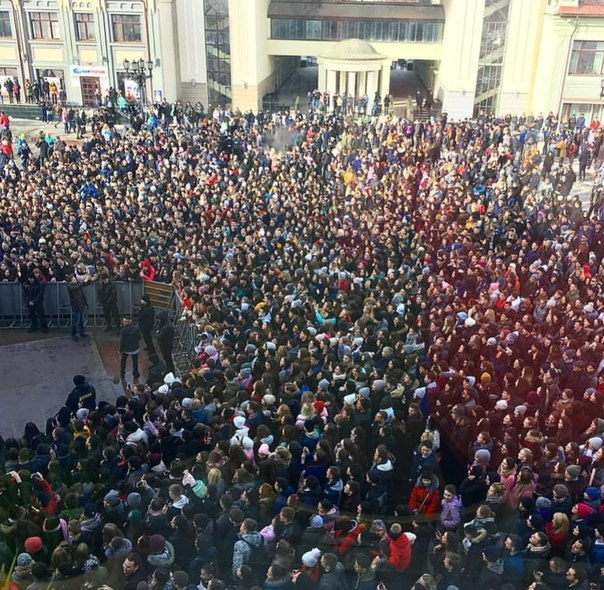Адская давка за бургерами в Уфе! Люди, вас что, не кормят?! (ФОТО и ВИДЕО) Адская давка за бургерами в Уфе! Люди, вас что, не кормят?! (ФОТО и ВИДЕО)