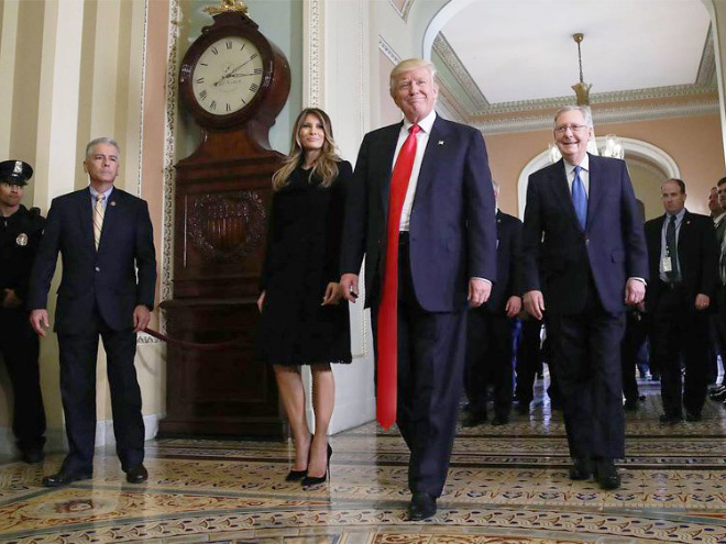 Странная тенденция моды от Дональда Трампа — невероятно длинные галстуки! Странная тенденция моды от Дональда Трампа — невероятно длинные галстуки!