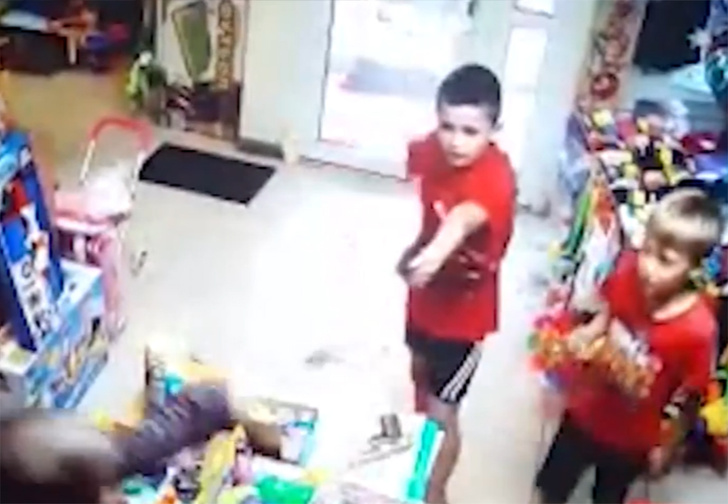 На Урале двое второклашек с пистолетом попытались ограбить магазин игрушек (видео)