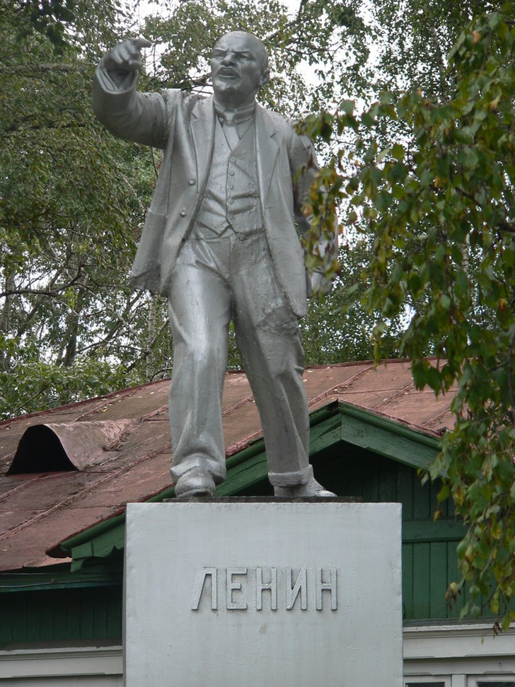 Фото №2 - Самые дурацкие памятники Ленину