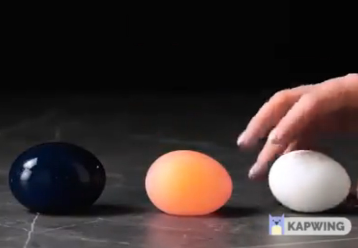 В Сети появилась идиотическая видеоинструкция, как сделать из куриного яйца большой синий попрыгунчик
