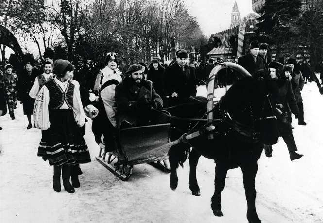 Великие и смешные: 9 неожиданных снимков знаменитостей (с историями) Великие и смешные: 9 неожиданных снимков знаменитостей (с историями)