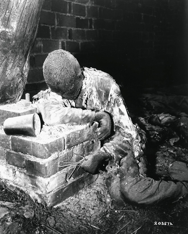 Сгоревший узник лагеря Гарделеген. 16 апреля 1945 год Сгоревший узник лагеря Гарделеген. 16 апреля 1945 год