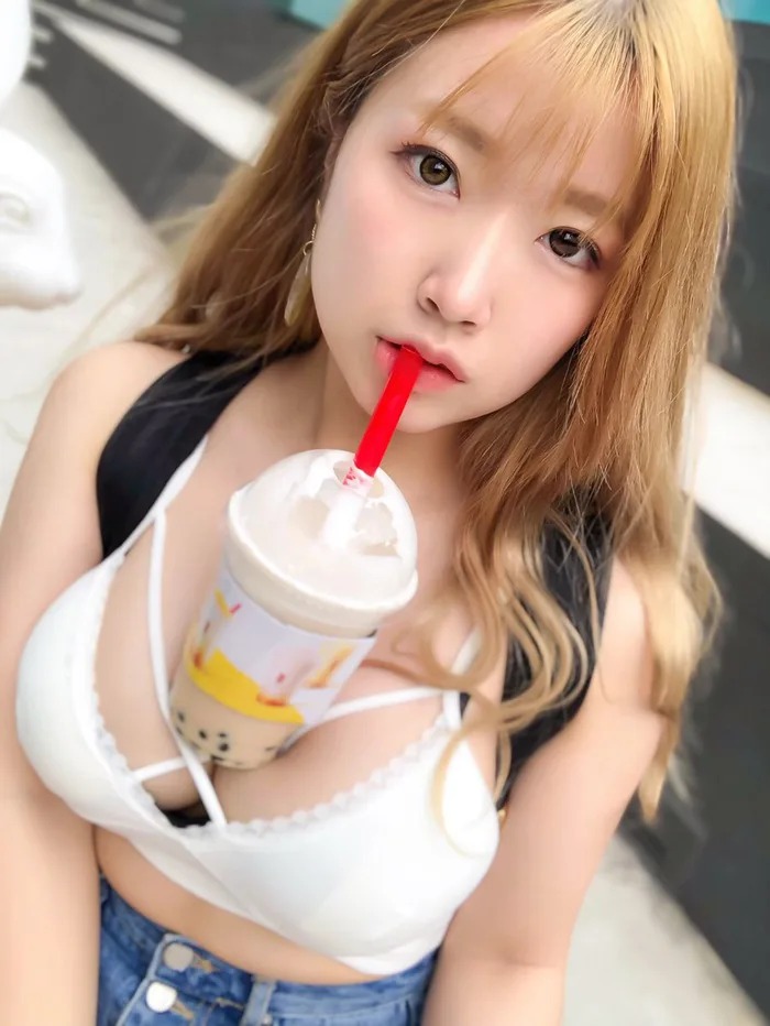 Модель из Японии показала, как пьет напитки со своей большой груди, и спровоцировала флешмоб (много фото)