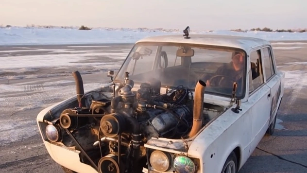 Автоумельцы устроили первый заезд на «Жигулях» с движком от грузовика (видео)