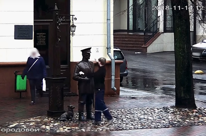 Парень дал пощечину памятнику. Его поймали, завели дело и записали извинения на камеру (видео) Парень дал пощечину памятнику. Его поймали, завели дело и записали извинения на камеру (видео)