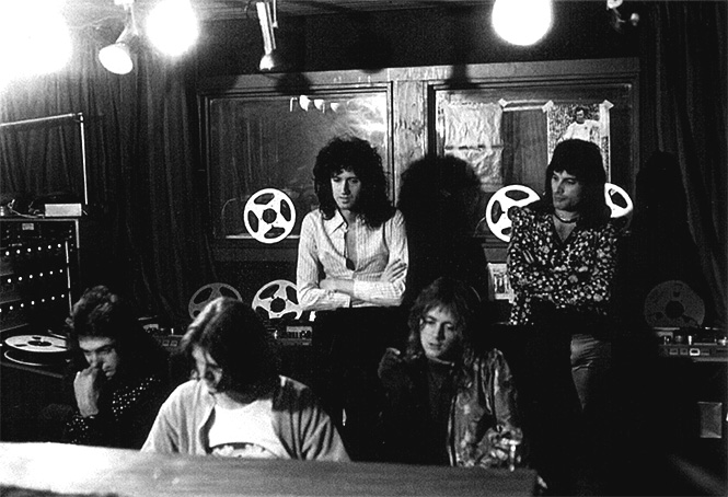 Queen в студии, 1975 год