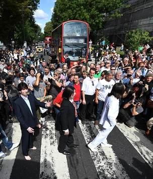Тысячи людей собрались на переходе Abbey Road в честь юбилея обложки The Beatles (фото, видео)
