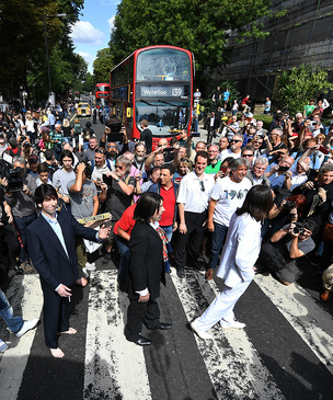 Тысячи людей собрались на переходе Abbey Road в честь юбилея обложки The Beatles (фото, видео)