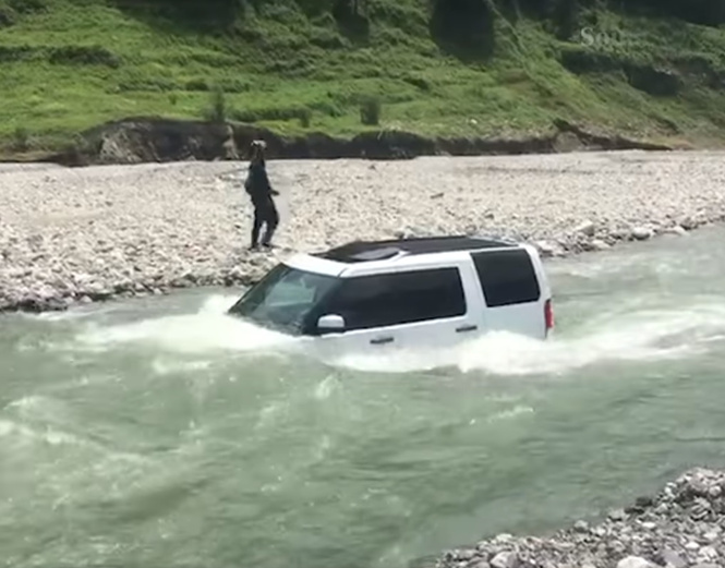 Мужик решил сэкономить на мойке своего Land Rover, и быстро пожалел! Поучительное ВИДЕО Мужик решил сэкономить на мойке своего Land Rover, и быстро пожалел! Поучительное ВИДЕО