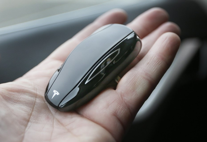 Хакеры смогли взломать автомобиль Tesla меньше чем за две секунды Хакеры смогли взломать автомобиль Tesla меньше чем за две секунды
