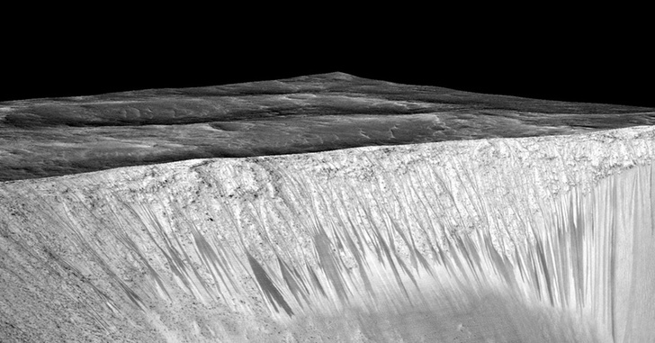 Фото №1 - На Марсе найдена вода в жидком состоянии!