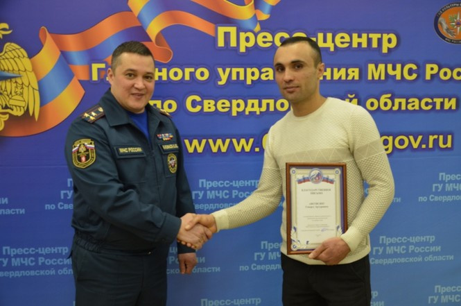 Уральца, которому за спасение детей из пожара подарили огнетушитель, выселили из дома вместе с семьей Уральца, которому за спасение детей из пожара подарили огнетушитель, выселили из дома вместе с семьей