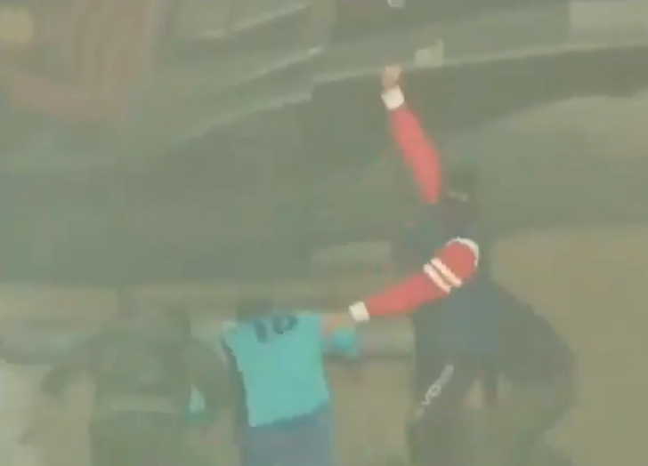 Вооруженные люди на вертолете схватили футболиста прямо посреди матча. Но все не так просто (видео)