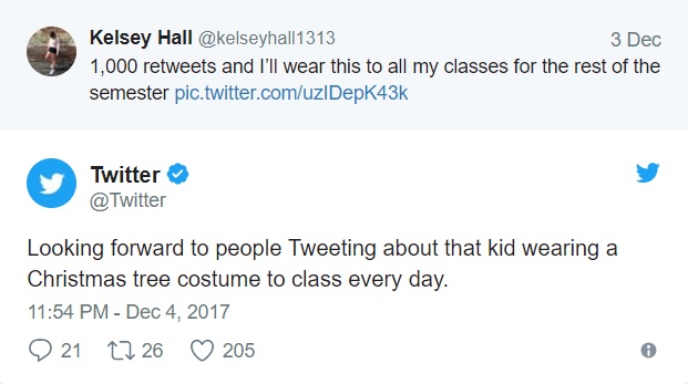 Девушка обещала все праздники носить костюм ёлки, если наберет 1000 ретвитов — и быстро об этом пожалела