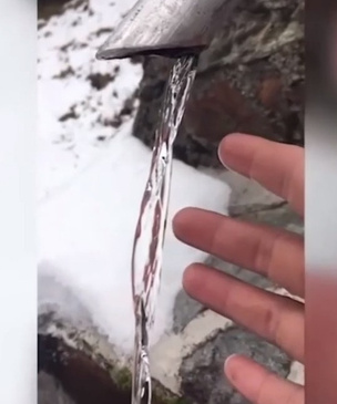 Новая оптическая иллюзия: эта замерзшая струя воды на самом деле не замерзла (видео)