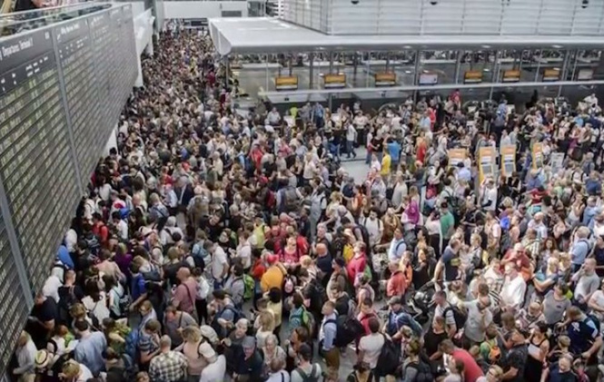 Женщина прошла без досмотра в зону вылета и заблокировала работу аэропорта на 10 часов Женщина прошла без досмотра в зону вылета и заблокировала работу аэропорта на 10 часов