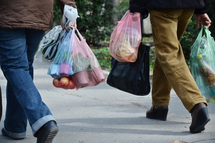 Исследование: мужчины стесняются ходить в магазин с матерчатой сумкой, так как боятся, что их примут за геев