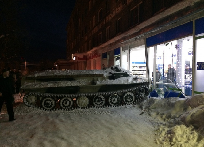 Мужик угнал БТР и пустился на нем во все тяжкие! (лихие ФОТО) Мужик угнал БТР и пустился на нем во все тяжкие! (лихие ФОТО)