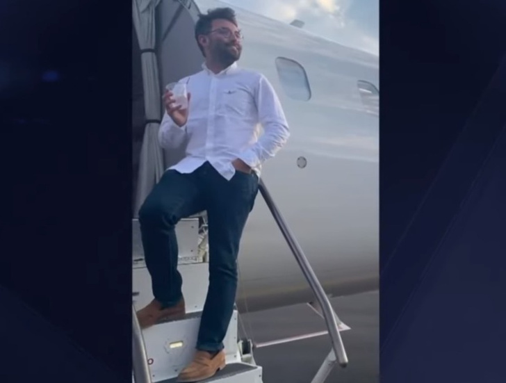 Мужчина оказался единственным пассажиром в самолете и снял видео про полет по-королевски. Оно тут же стало вирусным