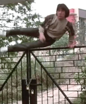 Завораживающая подборка сцен с Джеки Чаном, прыгающим через заборы (видео)