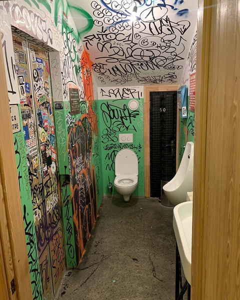 В новороссийском баре туалет оформили в виде обычного старого подъезда, и вот что из этого вышло (фото до и после)