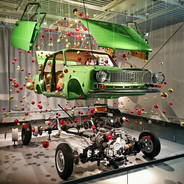 В музее автомобилей сделали новогоднее украшение из «копейки»