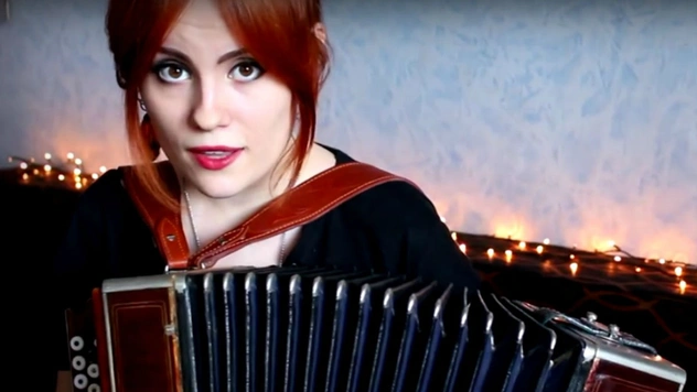 Русская девушка перепевает темы из любимых фильмов, сериалов и игр!