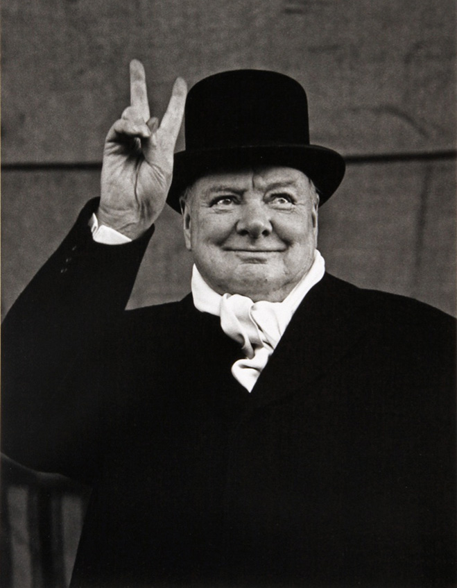 Уинстон Черчилль демонстрирует  два пальца