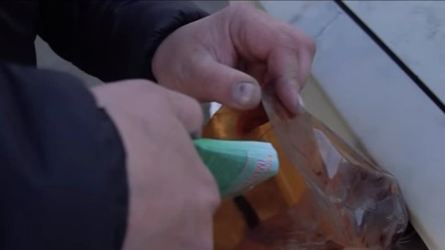 Мужики засыпали марганцовку в бензобак, чтобы проверить старую байку (видео)