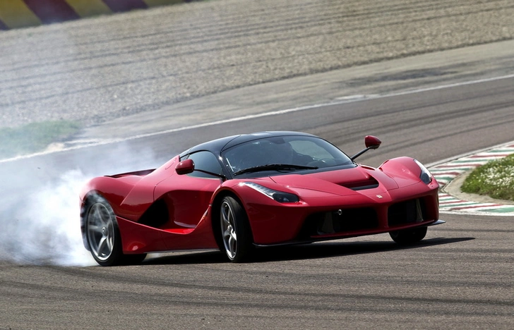 Ferrari LaFerrari: суммарная мощность — 963 л.с., разгон до 100 км/ч занимает менее 3 с, до 200 км/ч — менее семи, а 300 км/ч супергибрид достигает за 15 с