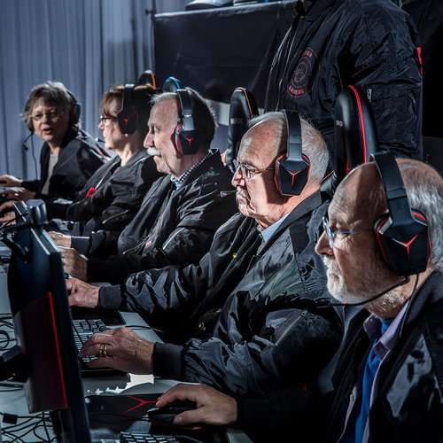 В бой идут одни старики: команда пенсионеров выступит на турнире по CS: GO В бой идут одни старики: команда пенсионеров выступит на турнире по CS: GO