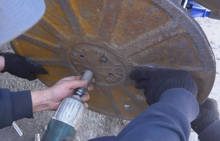 Мужики прикрутили автомобилю канализационные люки вместо колес (видео)